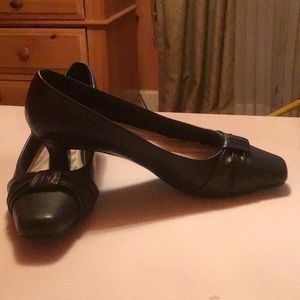 Easy Street low heel navy pumps